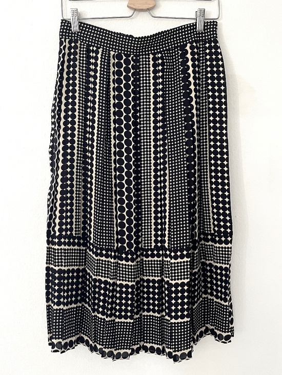 Who What Wear Dresses & Skirts - Who What Wear Black and off-white pleated midi skirt size 8